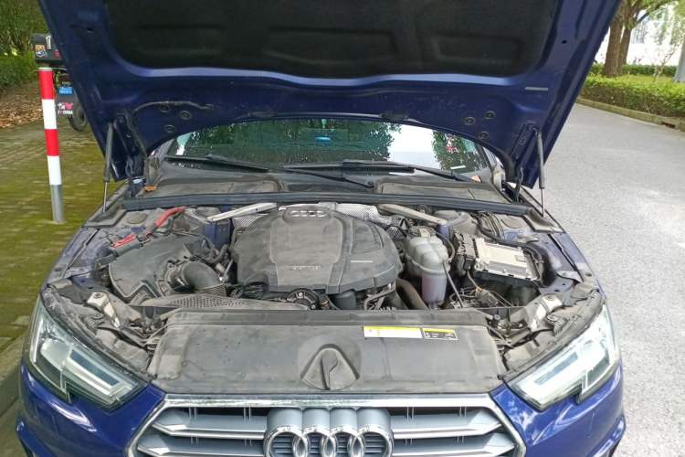 Used Audi A4L 2019 40 TFSI Fashion Edition China VI Emission Standard Engine Bay