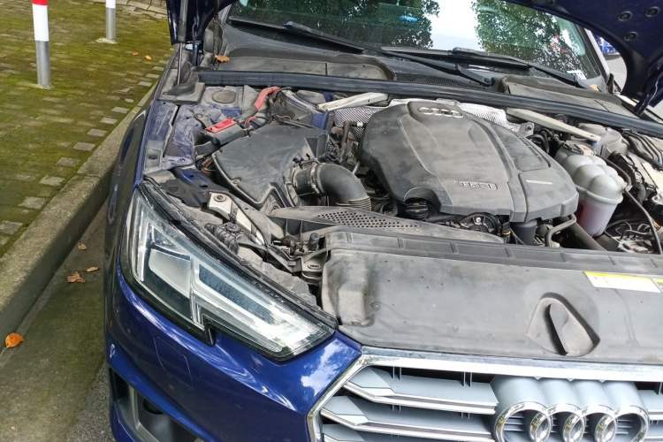 Used Audi A4L 2019 40 TFSI Fashion Edition China VI Emission Standard Engine Bay Right