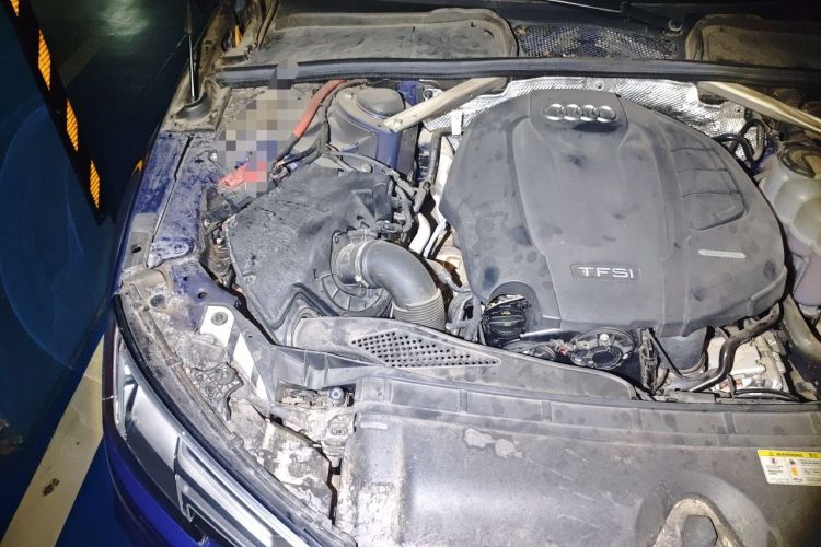 Used Audi A4L 2019 40 TFSI Fashion Edition China VI Emission Standard Engine Bay Right