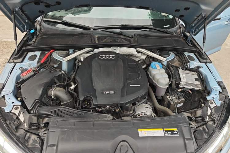 Used Audi A4L 2019 40 TFSI Fashion Edition China VI Emission Standard Engine Bay
