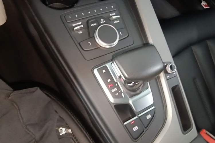 Used Audi A4L 2019 40 TFSI Ambition Version China V Gear Lever