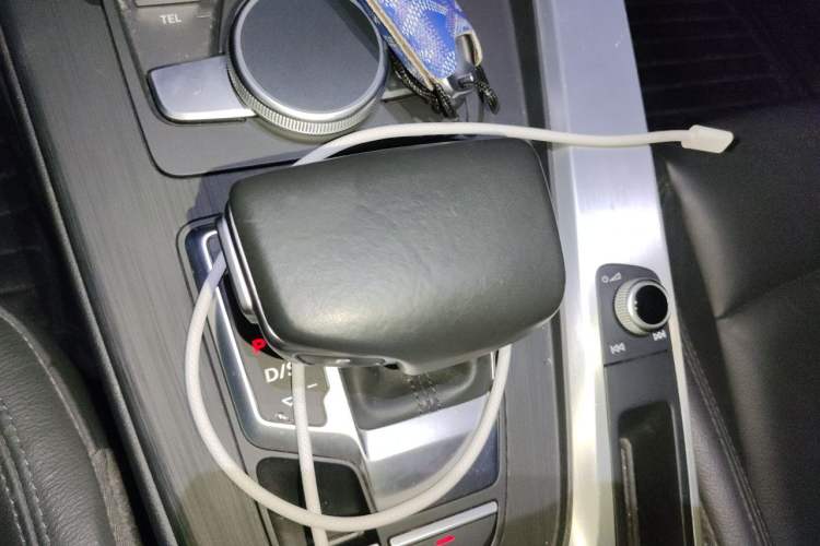 Used Audi A4L 2019 40 TFSI Fashion Edition China VI Emission Standard Gear Lever