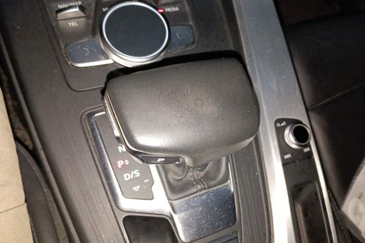 Used Audi A4L 2019 40 TFSI Fashion Version China V Gear Lever