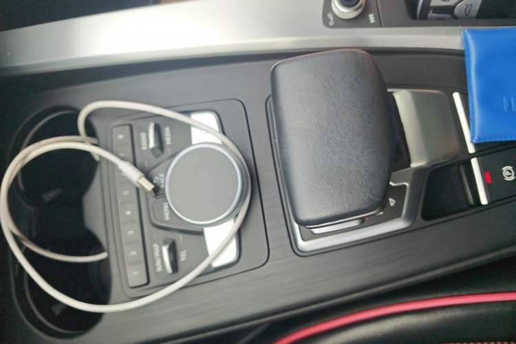 Used Audi A4L 2019 40 TFSI Fashion Edition China VI Emission Standard Gear Lever