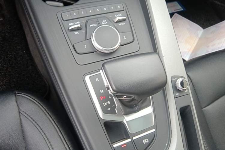 Used Audi A4L 2019 40 TFSI Ambition Version China V Gear Lever