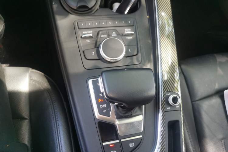 Used Audi A4L 2019 40 TFSI Ambition China VI Gear Lever