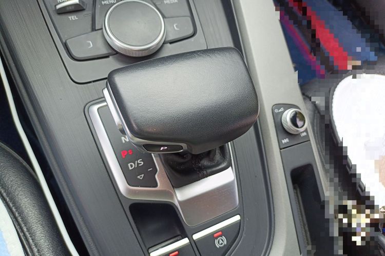 Used Audi A4L 2019 40 TFSI Ambition China VI Gear Lever