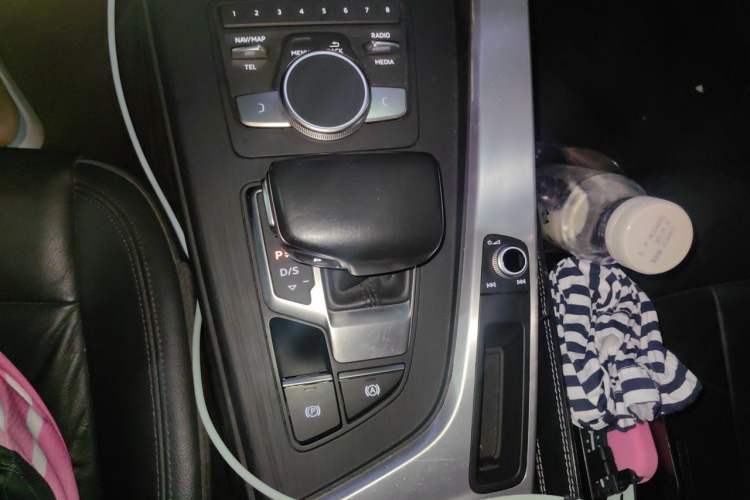 Used Audi A4L 2019 40 TFSI Fashion Edition China VI Emission Standard Gear Lever
