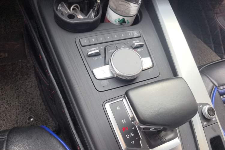 Used Audi A4L 2019 40 TFSI Fashion Version China V Gear Lever