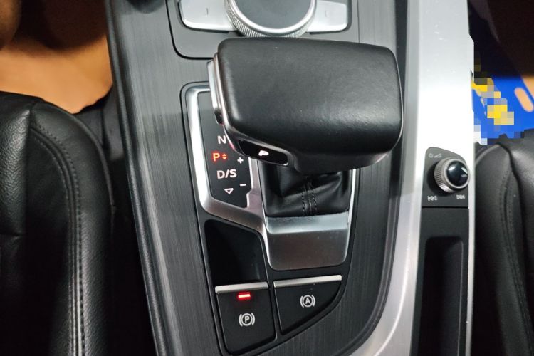 Used Audi A4L 2019 40 TFSI Fashion Edition China VI Emission Standard Gear Lever