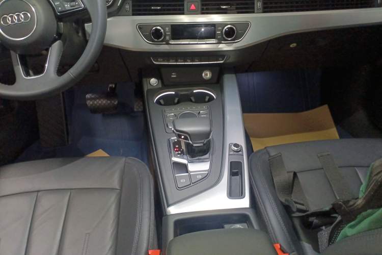 Used Audi A4L 2019 40 TFSI Fashion Edition China VI Emission Standard Gear Lever