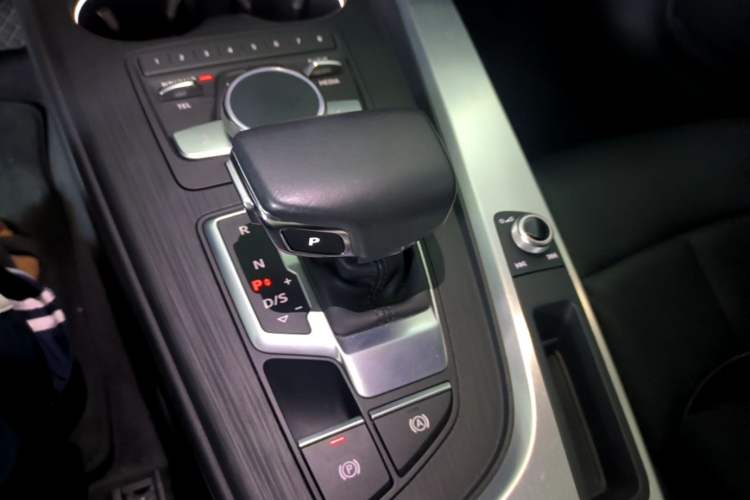 Used Audi A4L 2019 40 TFSI Fashion Version China V Gear Lever