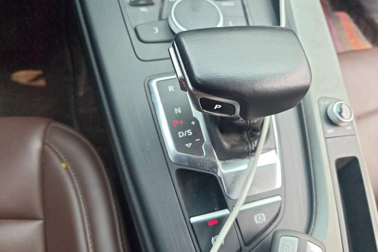 Used Audi A4L 2019 40 TFSI Ambition China VI Gear Lever