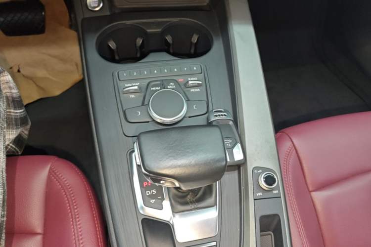 Used Audi A4L 2019 40 TFSI Ambition China VI Gear Lever