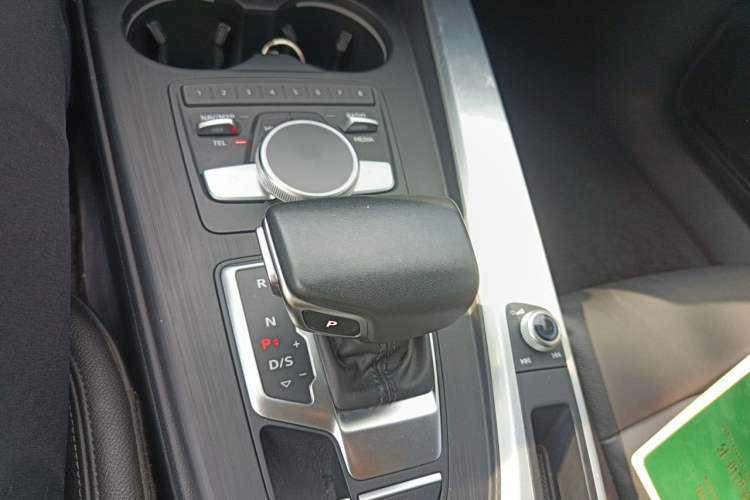 Used Audi A4L 2019 40 TFSI Fashion Edition China VI Emission Standard Gear Lever