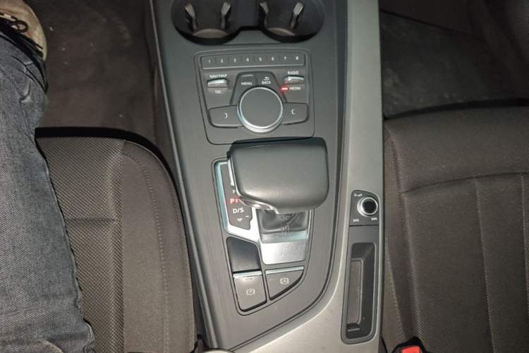 Used Audi A4L 2019 40 TFSI Ambition China VI Gear Lever