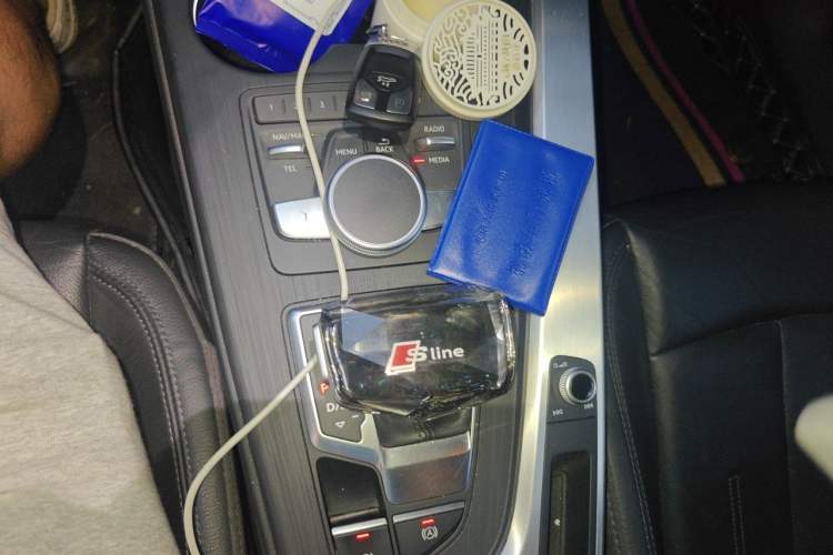 Used Audi A4L 2019 40 TFSI Fashion Edition China VI Emission Standard Gear Lever