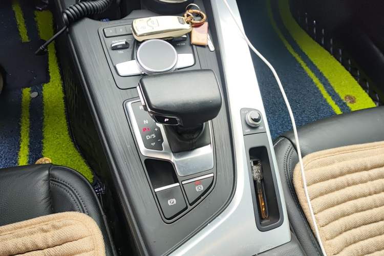 Used Audi A4L 2019 40 TFSI Fashion Version China V Gear Lever