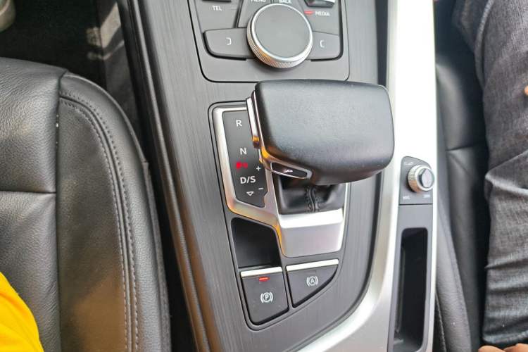 Used Audi A4L 2019 45 TFSI quattro Individual Sport Edition China VI Gear Lever