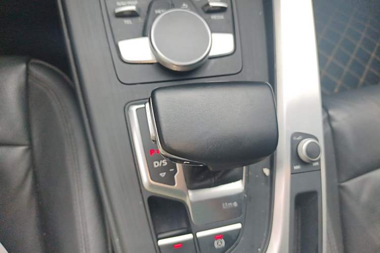 Used Audi A4L 2019 40 TFSI Fashion Edition China VI Emission Standard Gear Lever