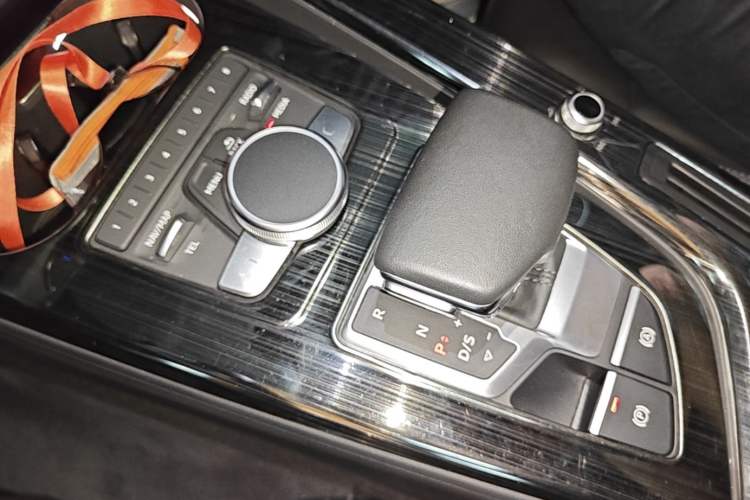 Used Audi A4L 2019 40 TFSI Fashion Version China V Gear Lever