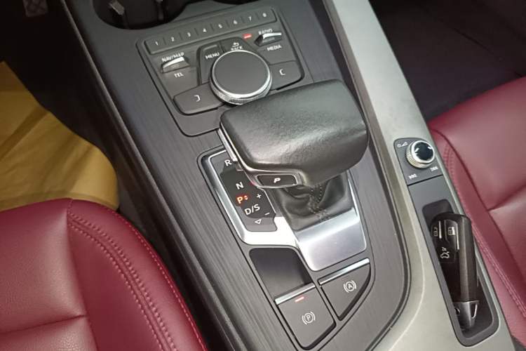 Used Audi A4L 2019 40 TFSI Ambition China VI Gear Lever