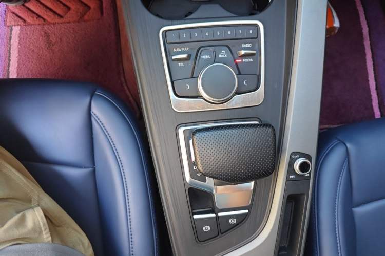 Used Audi A4L 2019 40 TFSI Ambition China VI Gear Lever