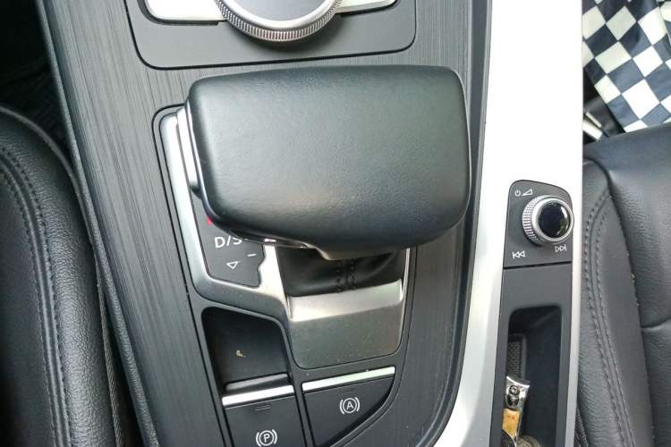 Used Audi A4L 2019 40 TFSI Fashion Edition China VI Emission Standard Gear Lever