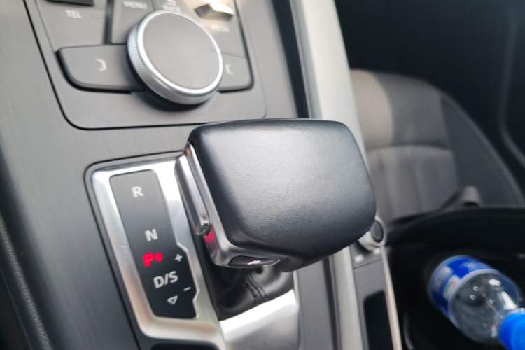 Used Audi A4L 2019 40 TFSI Ambition China VI Gear Lever