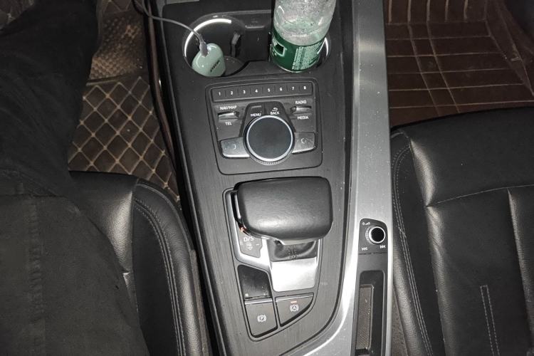 Used Audi A4L 2019 40 TFSI Fashion Edition China VI Emission Standard Gear Lever