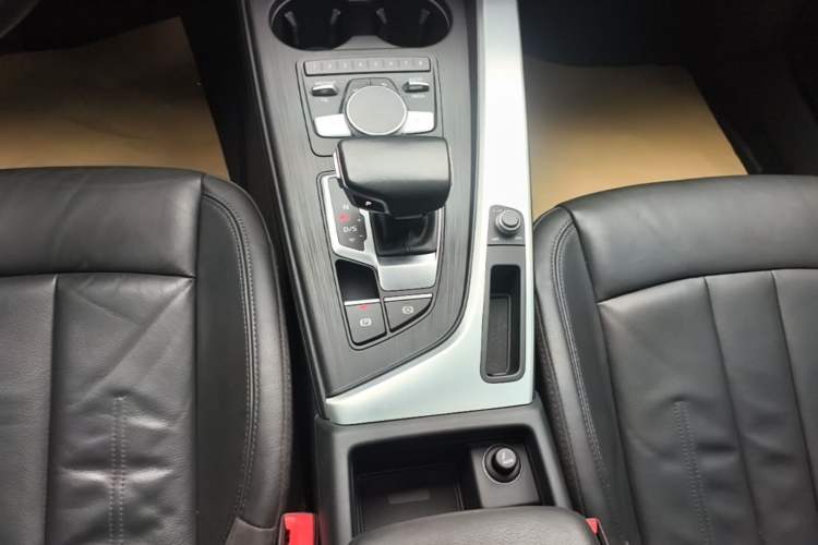 Used Audi A4L 2019 40 TFSI Fashion Edition China VI Emission Standard Gear Lever
