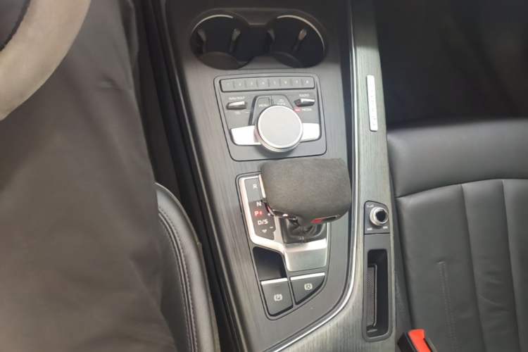 Used Audi A4L 2019 40 TFSI Fashion Version China V Gear Lever