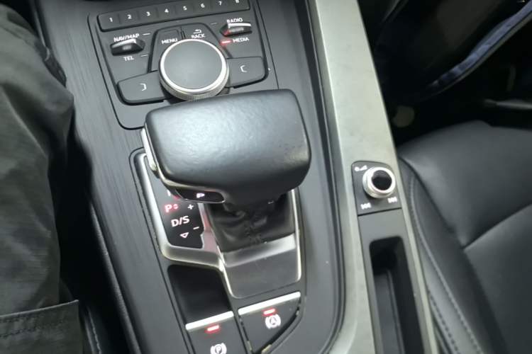 Used Audi A4L 2019 40 TFSI Ambition China VI Gear Lever