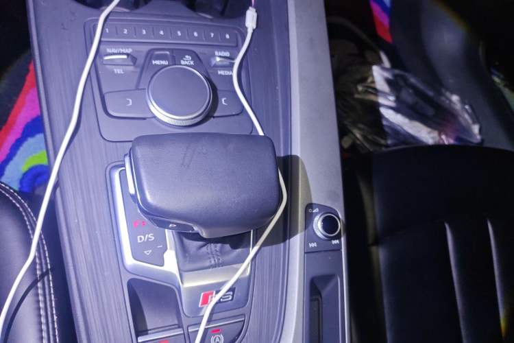Used Audi A4L 2019 40 TFSI Ambition China VI Gear Lever