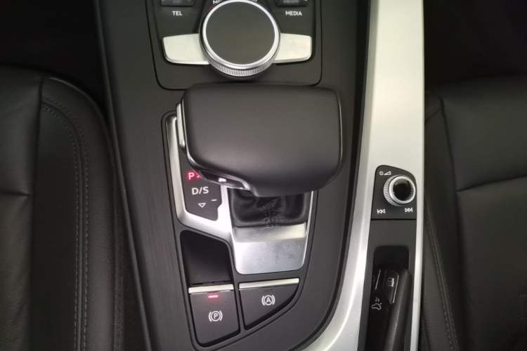 Used Audi A4L 2019 40 TFSI Fashion Edition China VI Emission Standard Gear Lever