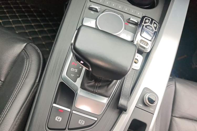 Used Audi A4L 2019 40 TFSI Fashion Edition China VI Emission Standard Gear Lever