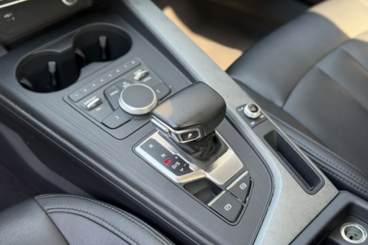Used Audi A4L 2019 40 TFSI Ambition China VI Interior 3