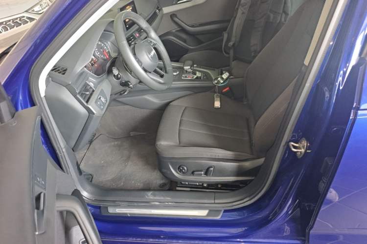 Used Audi A4L 2019 40 TFSI Ambition China VI Left Front Seat
