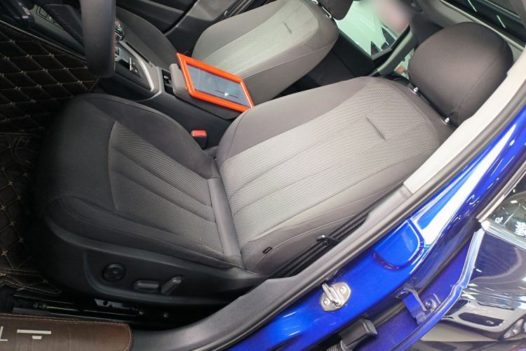Used Audi A4L 2019 40 TFSI Ambition China VI Left Front Seat