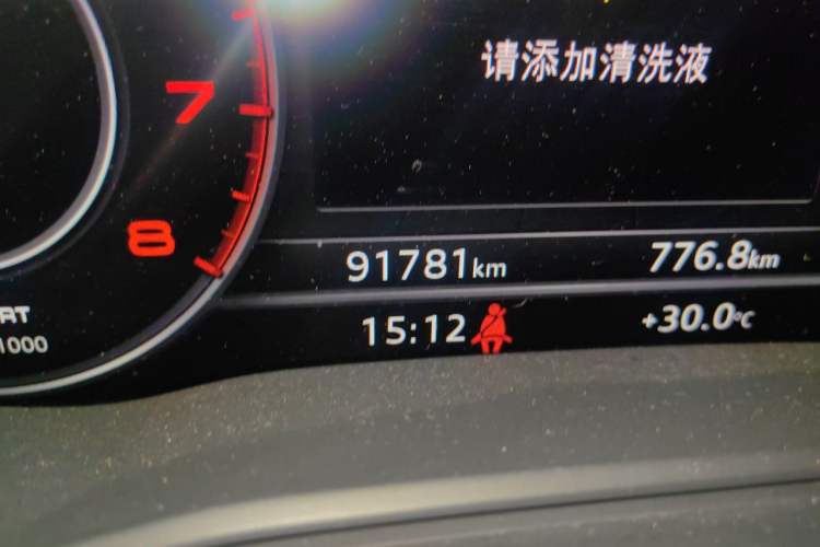 Used Audi A4L 2019 40 TFSI Fashion Edition China VI Emission Standard Odometer Close Up