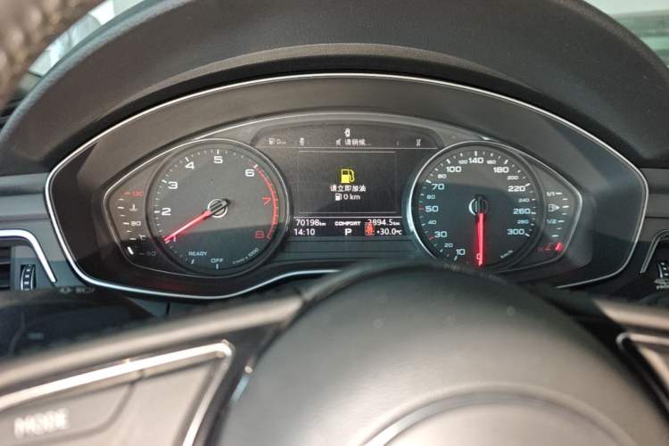 Used Audi A4L 2019 40 TFSI Ambition China VI Odometer Close Up