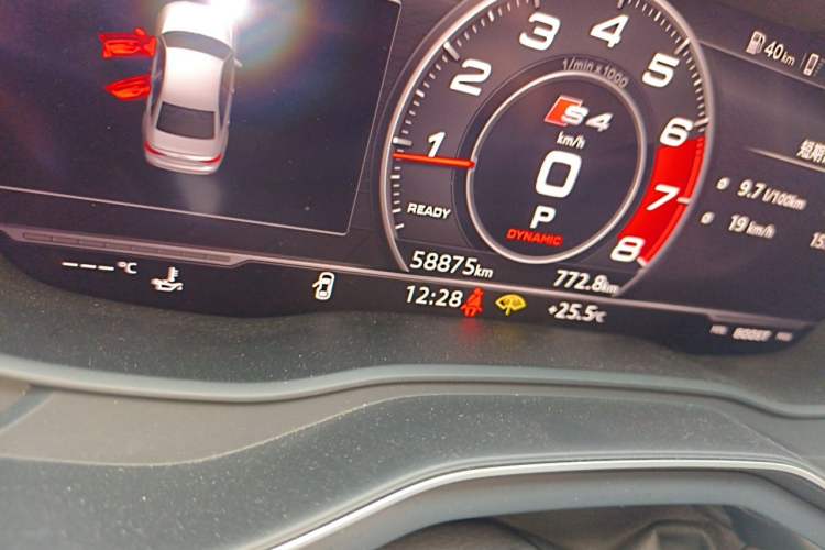 Used Audi A4L 2019 40 TFSI Fashion Edition China VI Emission Standard Odometer Close Up