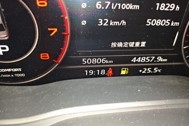 Used Audi A4L 2019 40 TFSI Fashion Edition China VI Emission Standard Odometer Close Up