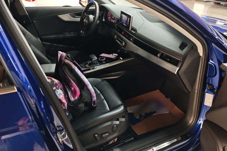 Used Audi A4L 2019 40 TFSI Fashion Edition China VI Emission Standard Right Front Seat