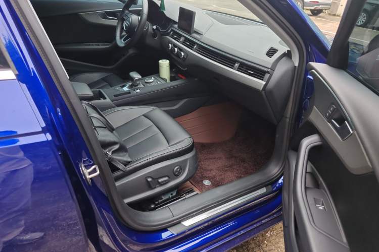 Used Audi A4L 2019 40 TFSI Ambition China VI Right Front Seat