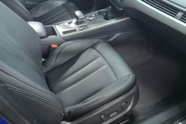 Used Audi A4L 2019 40 TFSI Ambition China VI Right Front Seat