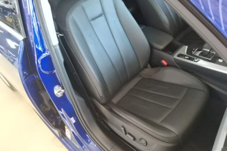 Used Audi A4L 2019 40 TFSI Fashion Edition China VI Emission Standard Right Front Seat