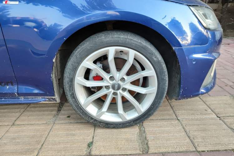 Used Audi A4L 2019 40 TFSI Fashion Version China V Right Front Wheel Hub