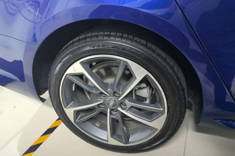Used Audi A4L 2019 40 TFSI Ambition China VI Right Rear Wheel Hub