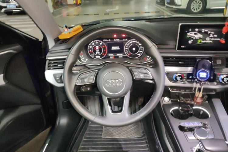 Used Audi A4L 2019 40 TFSI Fashion Edition China VI Emission Standard Steering Wheel